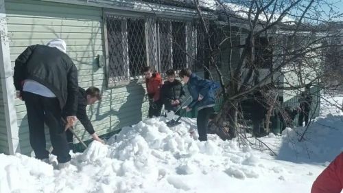 Школьники и волонтеры расчистили снег у дома матери Героя России