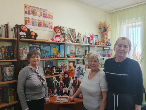 В Печищинской библиотеке открылась выставка кукол в народных костюмах