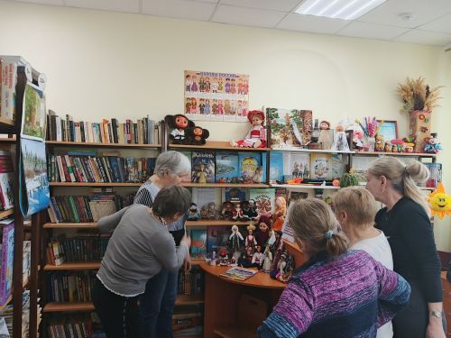 В Печищинской библиотеке открылась выставка кукол в народных костюмах