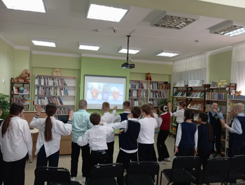 Балалар китапханәсендә китап туган көнен күңелле үткәрделәр
