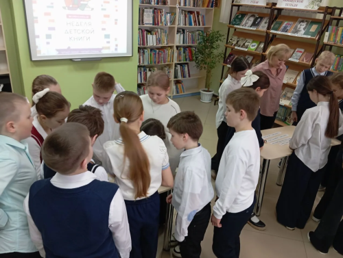 Балалар китапханәсендә китап туган көнен күңелле үткәрделәр