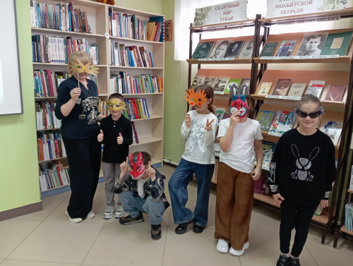 Балалар китапханәсендә виртуаль театрга сәяхәт кылдылар