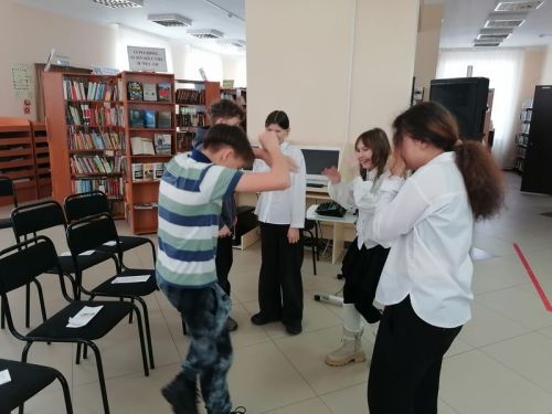 В библиотеке Верхнего Услона отметили День театра и вспомнили земляка-актера