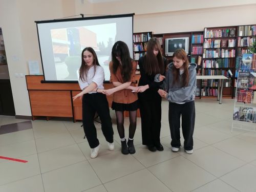 В библиотеке Верхнего Услона отметили День театра и вспомнили земляка-актера