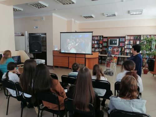 В библиотеке Верхнего Услона отметили День театра и вспомнили земляка-актера