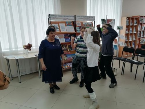 В библиотеке Верхнего Услона отметили День театра и вспомнили земляка-актера