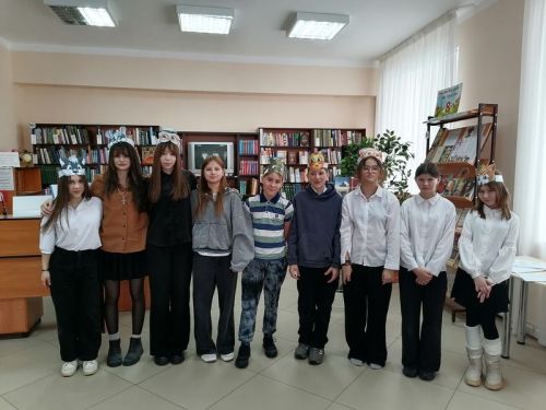 В библиотеке Верхнего Услона отметили День театра и вспомнили земляка-актера