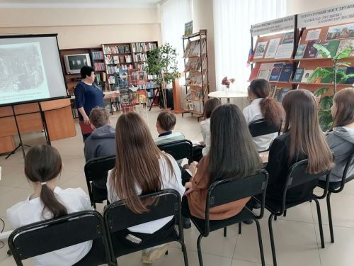 В библиотеке Верхнего Услона отметили День театра и вспомнили земляка-актера