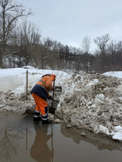 В Верхнеуслонском районе готовятся к паводку: чистят водопропускные трубы