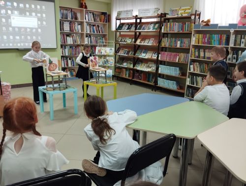 Первоклассники Верхнего Услона отремонтировали книги во Всемирный день писателя