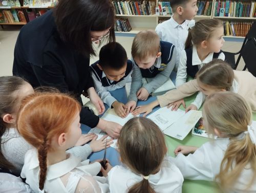 Первоклассники Верхнего Услона отремонтировали книги во Всемирный день писателя