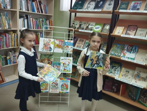 Первоклассники Верхнего Услона отремонтировали книги во Всемирный день писателя