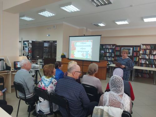В библиотеке Верхнего Услона говорили о женской красоте в живописи и литературе