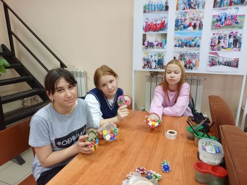 В Макулове школьники смастерили корзинки с цветами из шишек к 8 Марта
