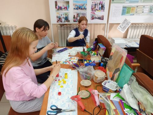 В Макулове школьники смастерили корзинки с цветами из шишек к 8 Марта