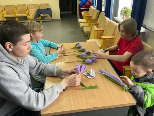 Мәмәтхуҗада балалар әни-әбиләренә үз куллары белән бүләкләр әзерләделәр