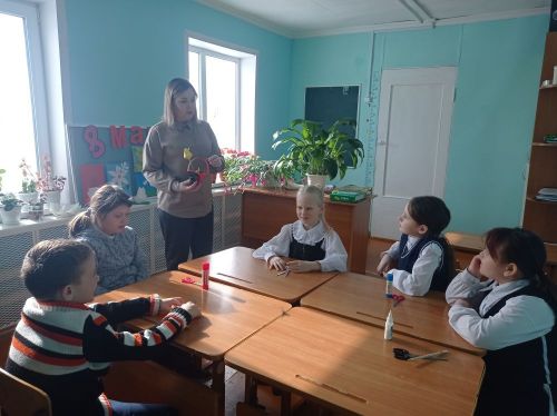 В Майданском ДК дети смастерили для мам подарки из фоамирана к 8 Марта