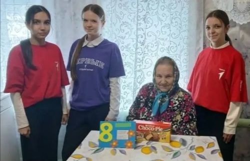 Волонтеры «Движения Первых» поздравили пожилых женщин с 8 Марта в Верхнем Услоне