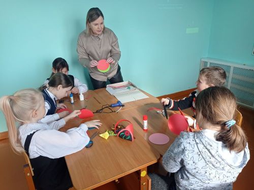 В Майданском ДК дети смастерили для мам подарки из фоамирана к 8 Марта