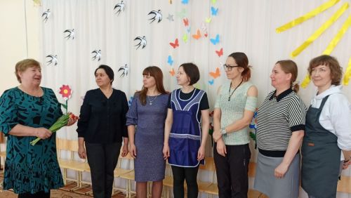 В Макулове поздравили женщин с 8 Марта цветами и теплыми словами