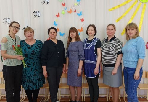 В Макулове поздравили женщин с 8 Марта цветами и теплыми словами