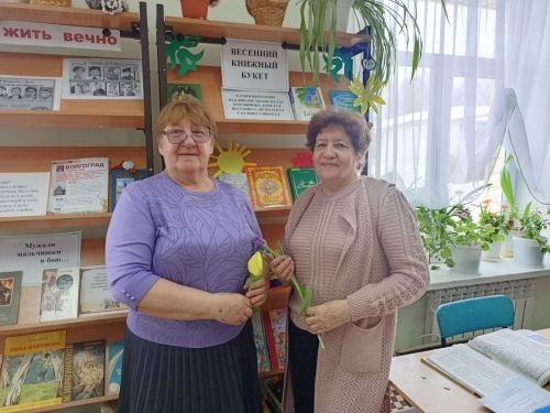 В Макулове поздравили женщин с 8 Марта цветами и теплыми словами