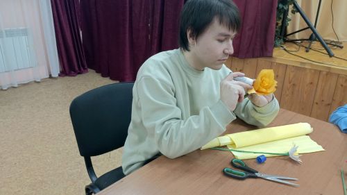 Кильдеевские подростки смастерили цветы для мам к 8 Марта своими руками