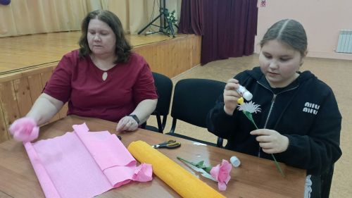 Кильдеевские подростки смастерили цветы для мам к 8 Марта своими руками