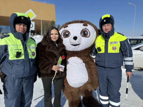 В Иннополисе автоинспекторы и Чебурашка поздравили автоледи с 8 Марта