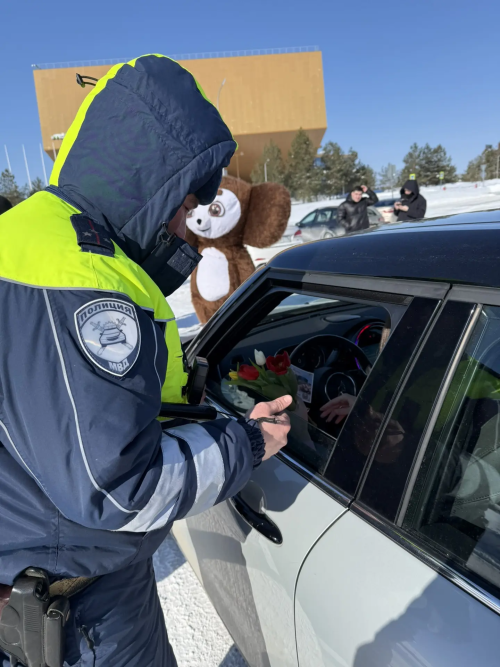 В Иннополисе автоинспекторы и Чебурашка поздравили автоледи с 8 Марта