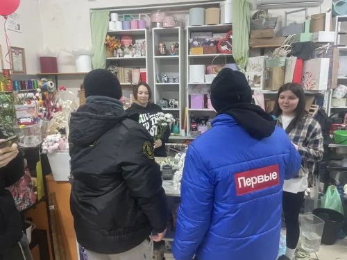 В Верхнем Услоне активисты поздравили женщин с 8 Марта, работавших в праздник