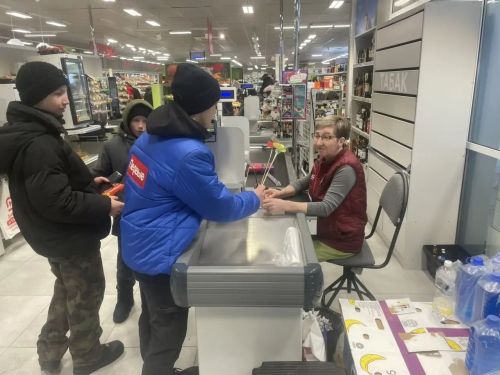 В Верхнем Услоне активисты поздравили женщин с 8 Марта, работавших в праздник