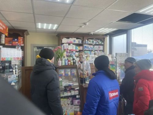 В Верхнем Услоне активисты поздравили женщин с 8 Марта, работавших в праздник