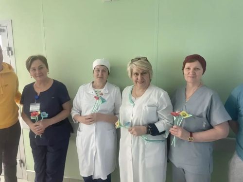 В Верхнем Услоне активисты поздравили женщин с 8 Марта, работавших в праздник