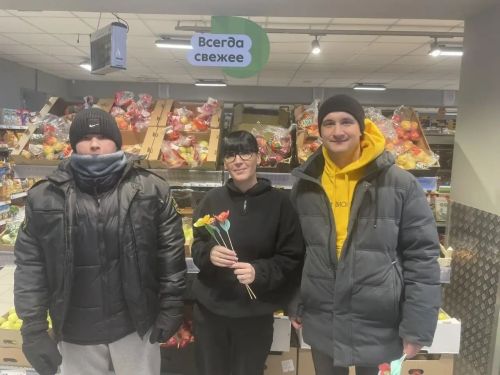 В Верхнем Услоне активисты поздравили женщин с 8 Марта, работавших в праздник