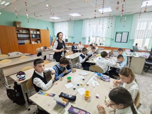 Мастер-класс «Народные узоры на деревянных петушках» провели работники музея
