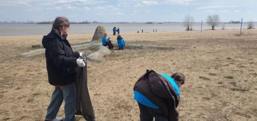 Участники акции «Вода России» убрали берег Волги в Верхнем Услоне