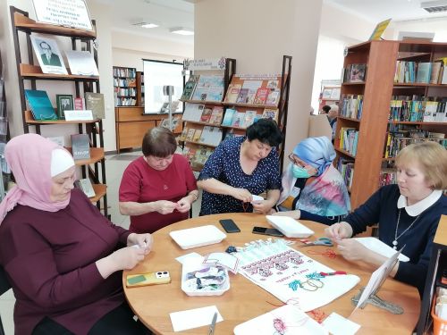 В Центральной районной библиотеке прошёл арт-час «Таинство чувашских узоров»