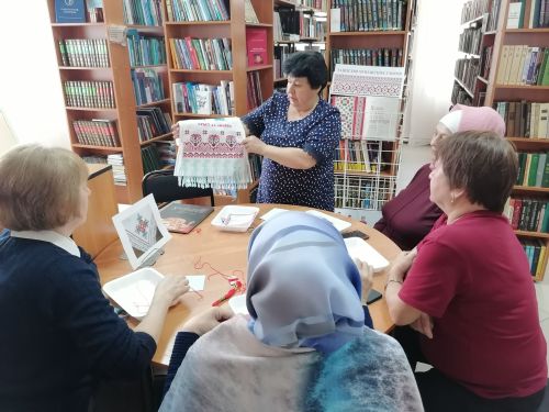 В Центральной районной библиотеке прошёл арт-час «Таинство чувашских узоров»