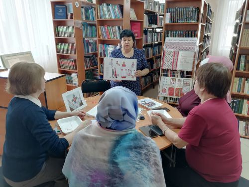 В Центральной районной библиотеке прошёл арт-час «Таинство чувашских узоров»