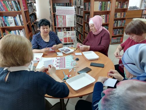 В Центральной районной библиотеке прошёл арт-час «Таинство чувашских узоров»
