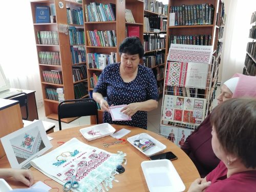 В Центральной районной библиотеке прошёл арт-час «Таинство чувашских узоров»