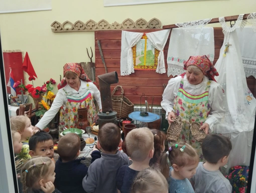 Воспитанники детского сада «Берёзка» посетили музей и библиотеку в Печищах