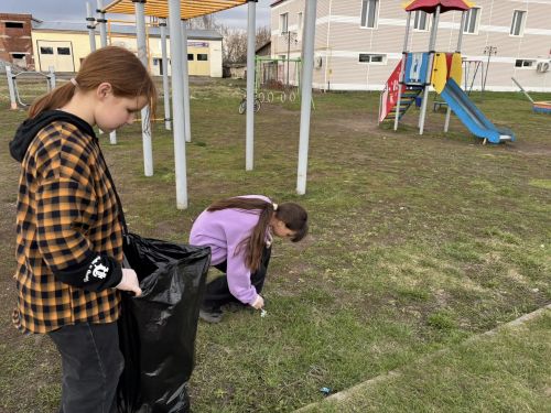 Дети и подростки из Макулова привели в порядок детскую игровую площадку