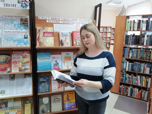 В Центральной районной библиотеке открылась выставка книг для будущих мам