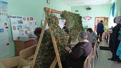 В Кильдееве матери участников СВО плетут маскировочные сети для бойцов