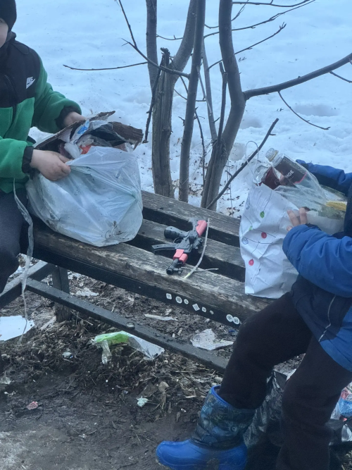 В Верхнем Услоне двое ребят убрали мусор на дорожке от магазина до своих домов