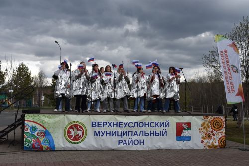 В Парке культуры и отдыха Верхнего Услона встретили весну и Первомай