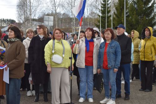В Парке культуры и отдыха Верхнего Услона встретили весну и Первомай