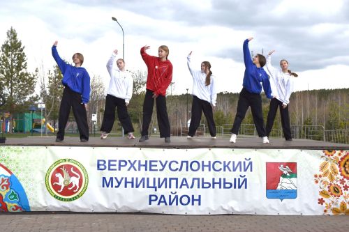 В Парке культуры и отдыха Верхнего Услона встретили весну и Первомай